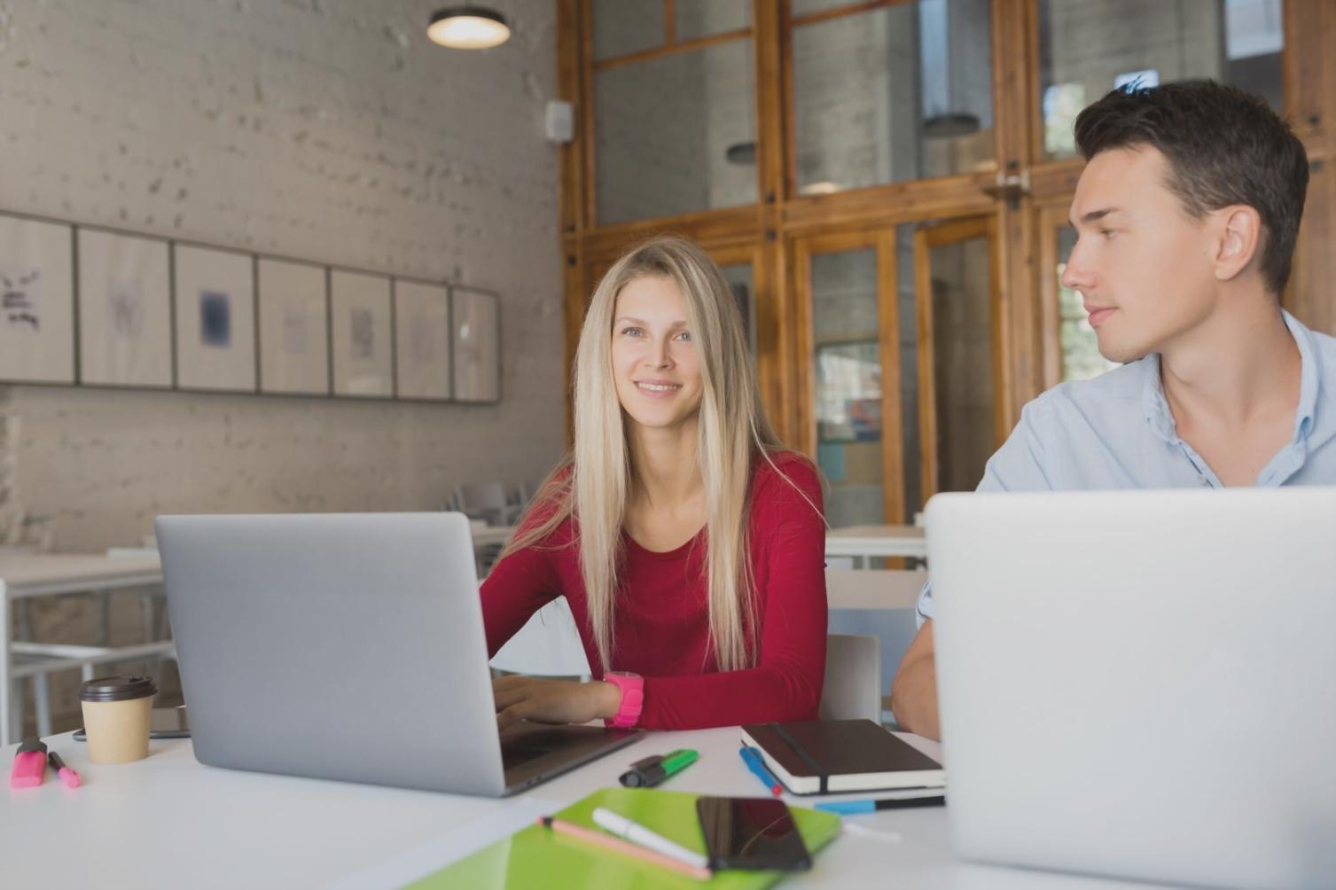 Sesión de trabajo colaborativo en programa de formación financiera
