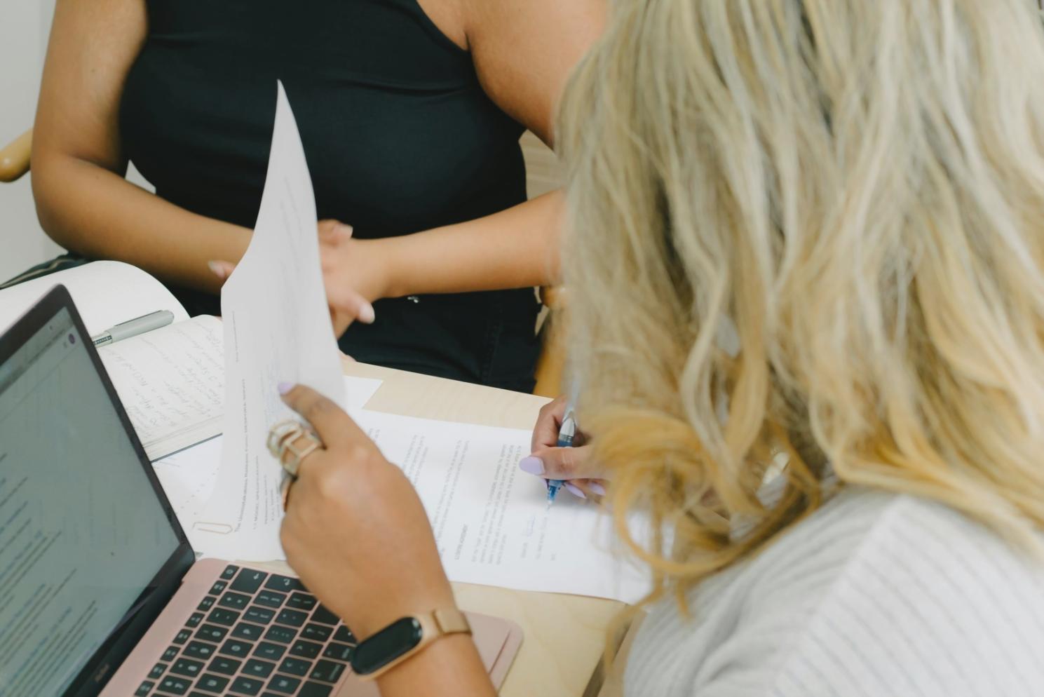Espacio de trabajo colaborativo con documentos financieros y herramientas de planificación